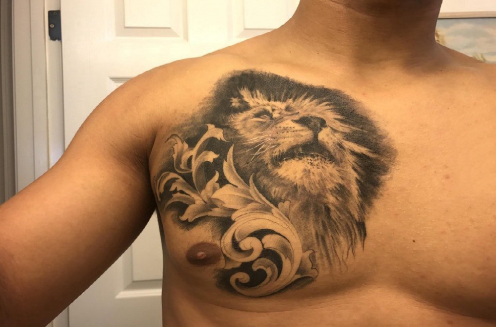 点击大图看下一张：狮子头纹身 男生胸部狮子头纹身图片
