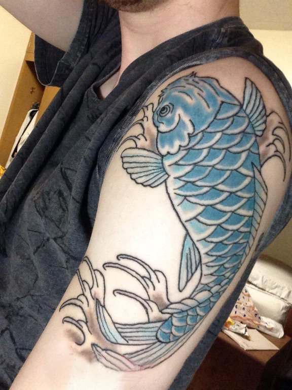 点击大图看下一张：双大臂纹身 男生大臂上彩色的鲤鱼纹身图片