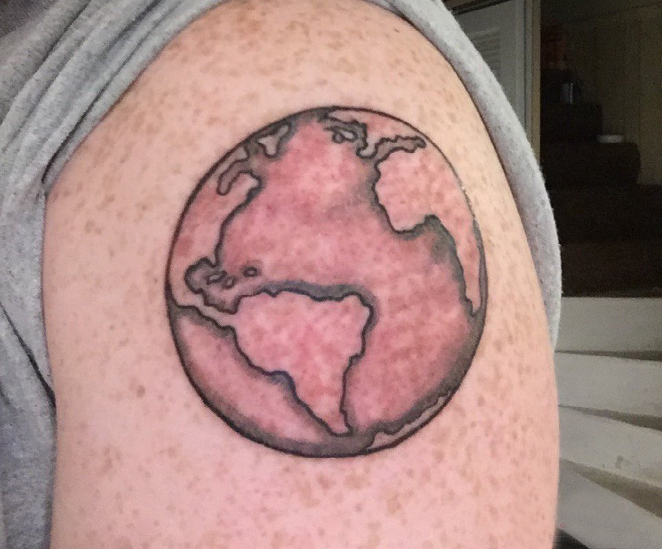 点击大图看下一张：双大臂纹身 男生大臂上黑色的地球纹身图片