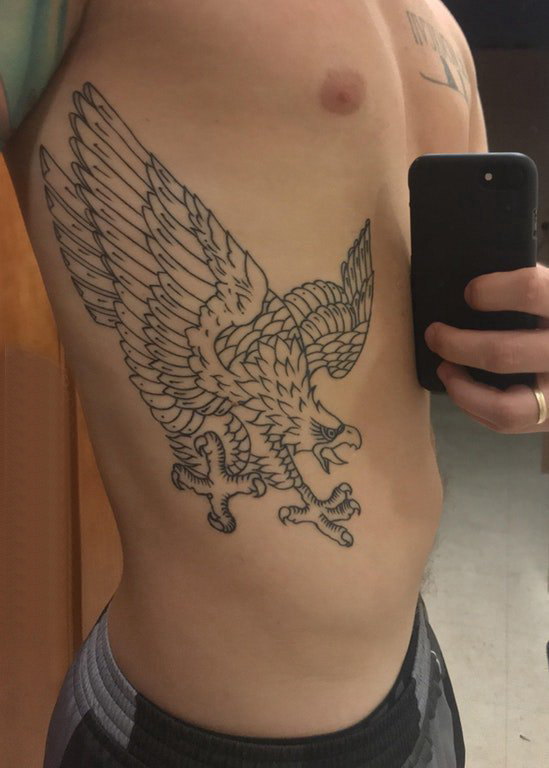 点击大图看下一张：纹身侧腰男 男生侧腰上黑色的老鹰纹身图片