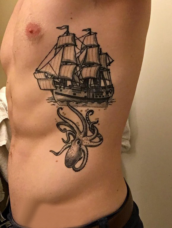 点击大图看下一张：纹身侧腰男 男生侧腰上章鱼和帆船纹身图片