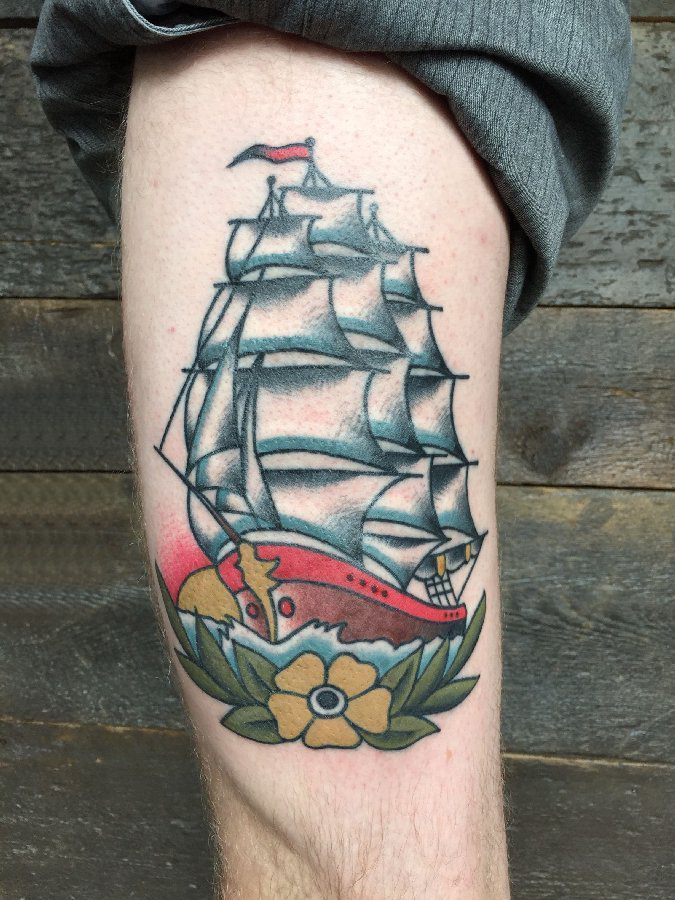 点击大图看下一张：纹身大腿男 男生大腿上彩色的帆船纹身图片