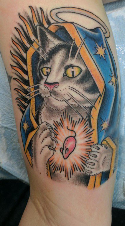 点击大图看下一张：纹身大腿男 男生大腿上彩色的猫咪纹身图片