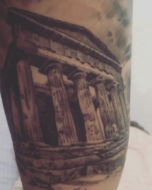 点击大图看下一张：纹身大腿男 男生大腿上黑色的建筑物纹身图片