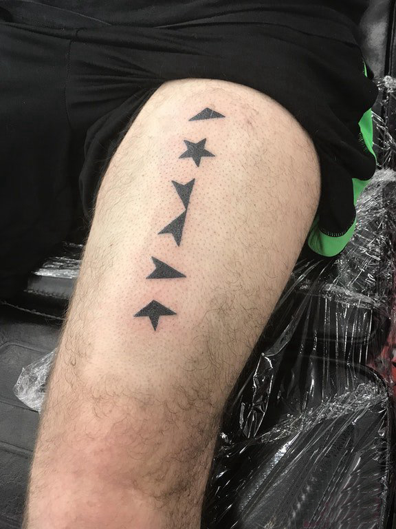 点击大图看下一张：纹身大腿男 男生大腿上黑色的五角星纹身图片