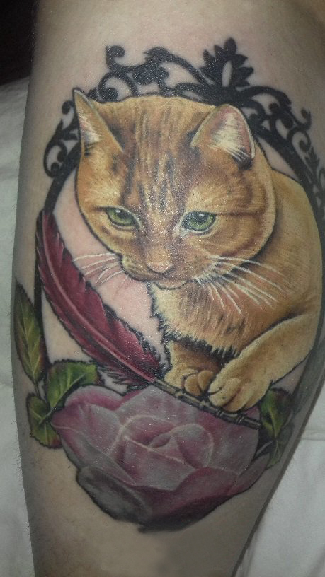 点击大图看下一张：纹身大腿男 男生大腿上花朵和猫咪纹身图片