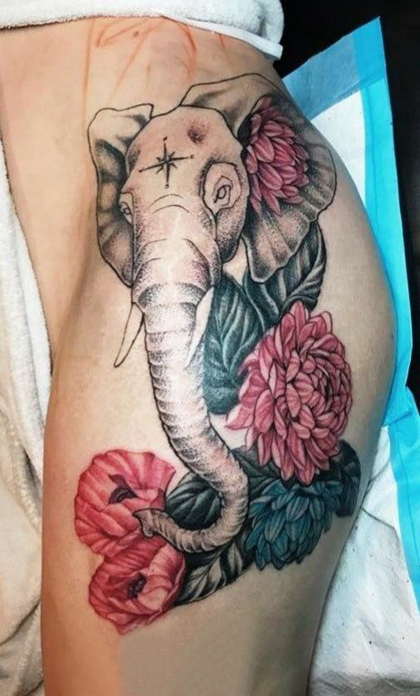 点击大图看下一张：纹身大象图案 女生大腿上彩绘纹身大象图案