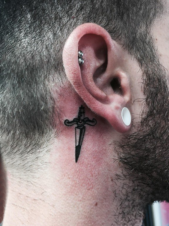 点击大图看下一张：纹身耳后男 男生耳后黑色的匕首纹身图片