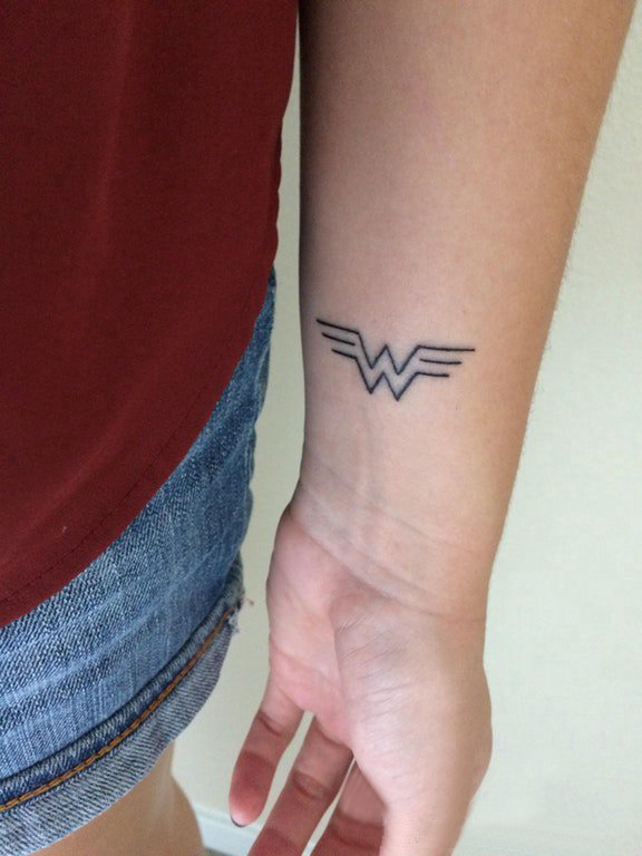 点击大图看下一张：纹身符号 男生手臂上黑色的神奇女侠符号纹身图片