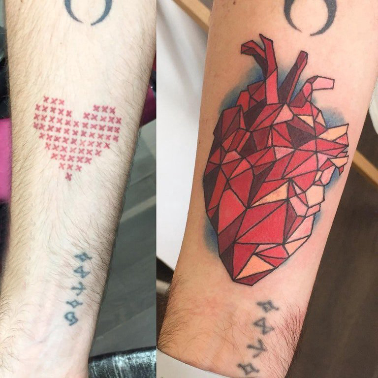 点击大图看下一张：纹身覆盖 男生手臂上彩色的心脏纹身图片