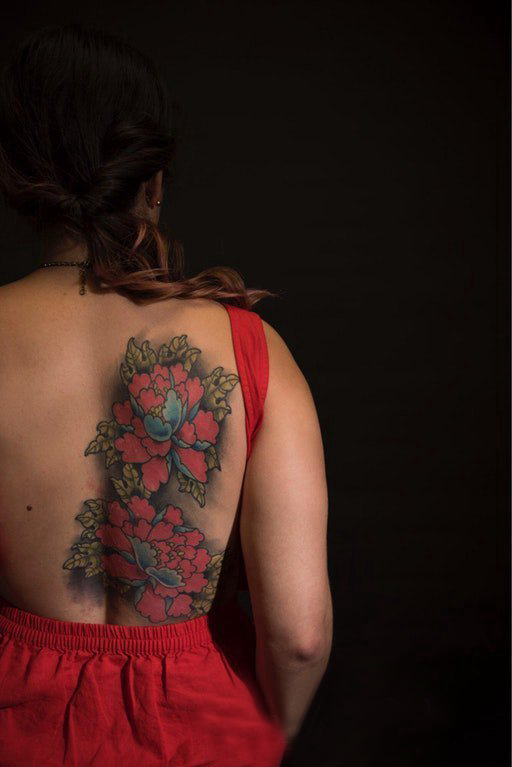 点击大图看下一张：纹身后背女 女生后背上彩色的花朵纹身图片
