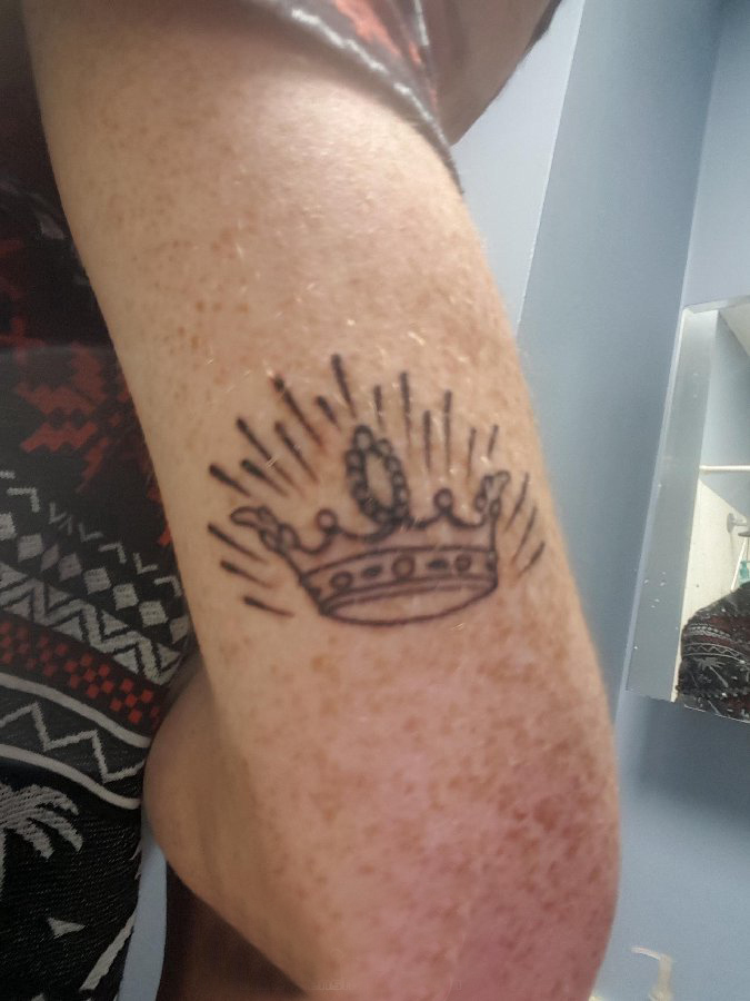 点击大图看下一张：纹身皇冠简单 男生手臂上黑色的皇冠纹身图片
