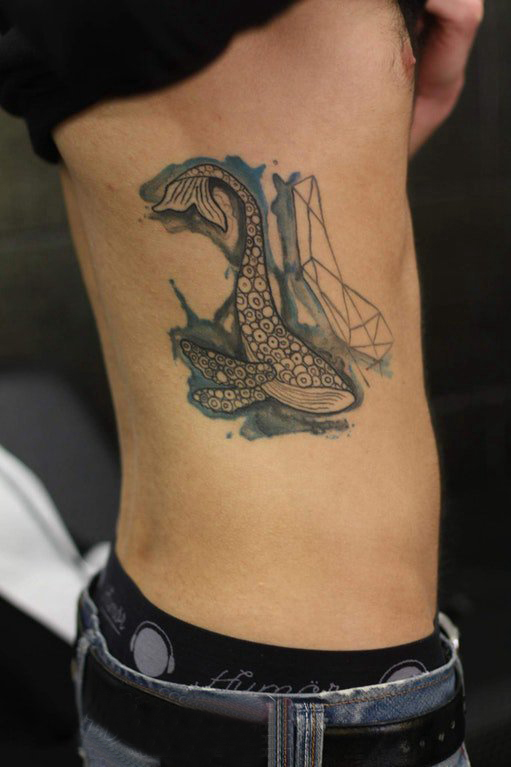 点击大图看下一张：纹身鲸鱼 男生侧肋上素描纹身鲸鱼图片