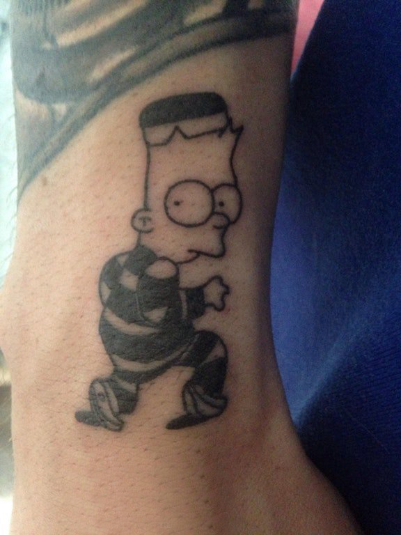 点击大图看下一张：纹身卡通 男生手臂上黑色的卡通人物纹身图片
