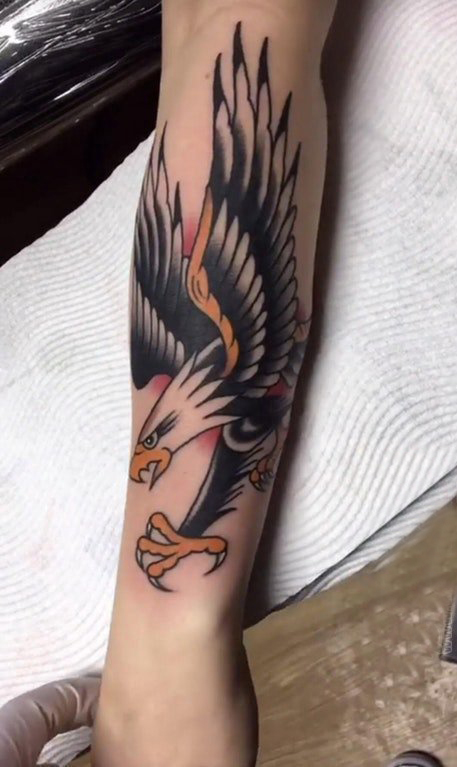点击大图看下一张：纹身老鹰图案 女生手臂上彩绘纹身动物图案
