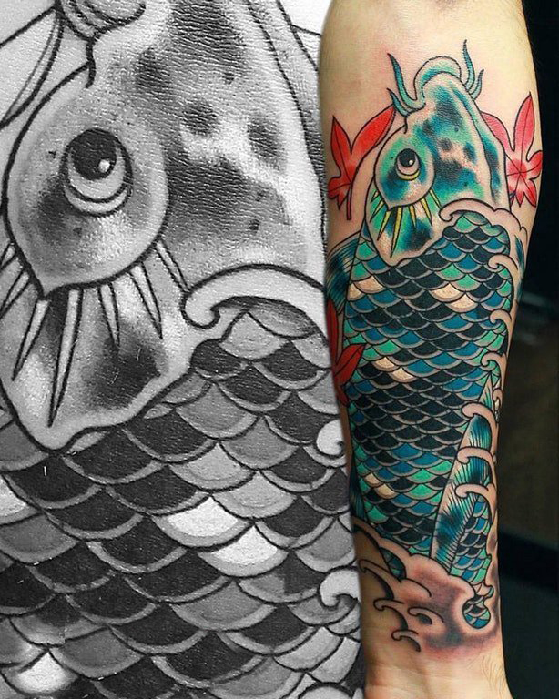 点击大图看下一张：纹身鲤鱼 男生手臂上彩绘纹身鲤鱼图片