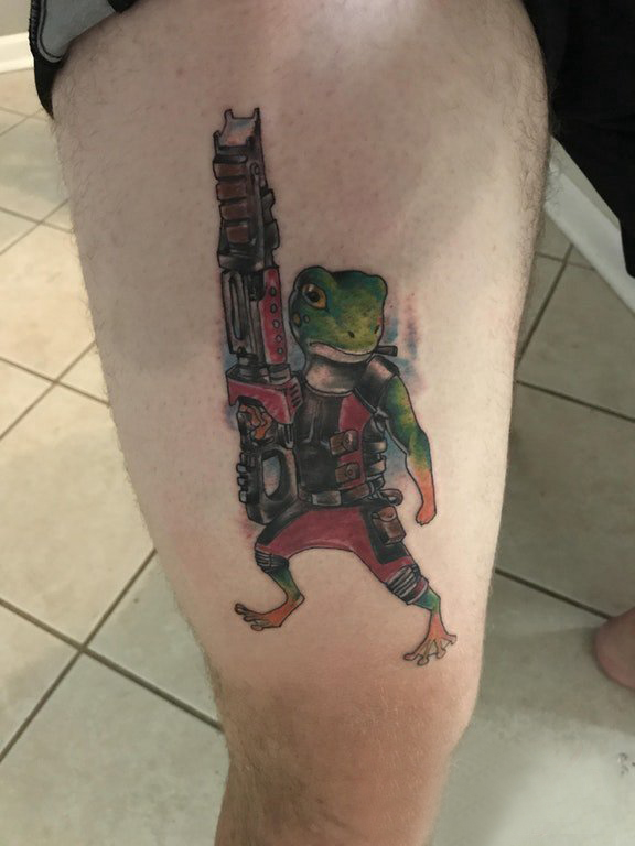 点击大图看下一张：百乐动物纹身 男生大腿上彩色的青蛙纹身图片