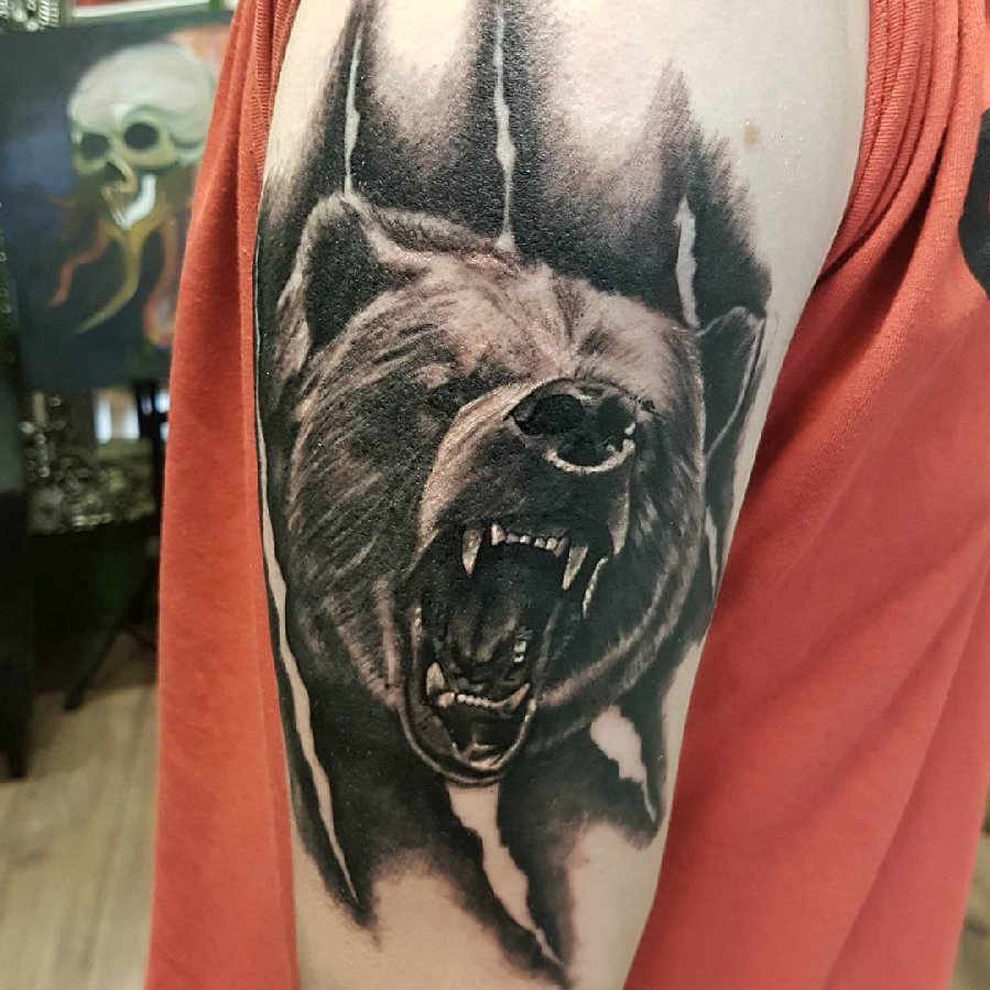 点击大图看下一张：百乐动物纹身 男生手臂上黑色的熊纹身图片