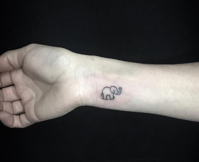 点击大图看下一张：百乐动物纹身 女生手腕上黑色的大象纹身图片