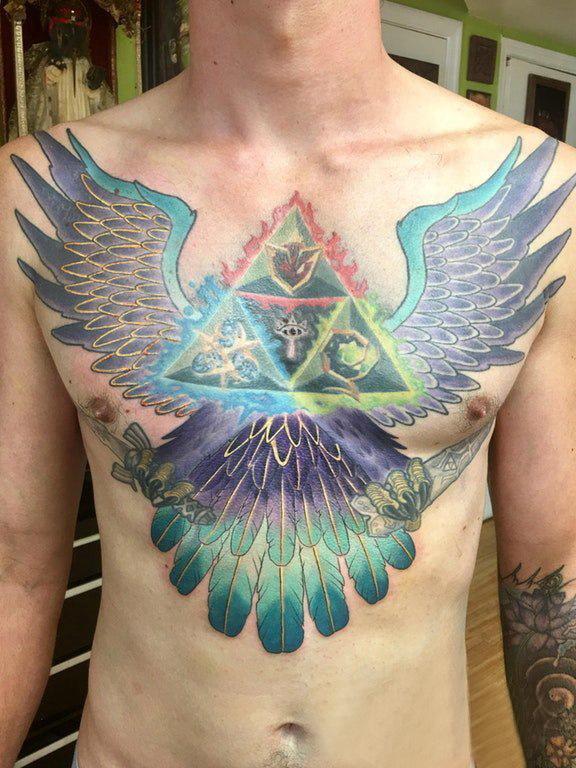 点击大图看下一张：彩绘纹身 男生胸部三角形和动物纹身图片