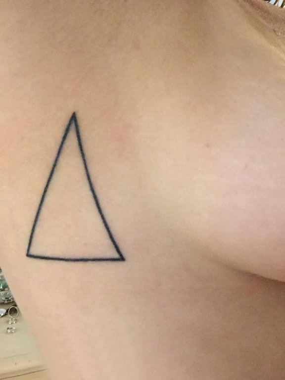 点击大图看下一张:侧腰纹身图 女生侧腰上黑色的三角形纹身图片