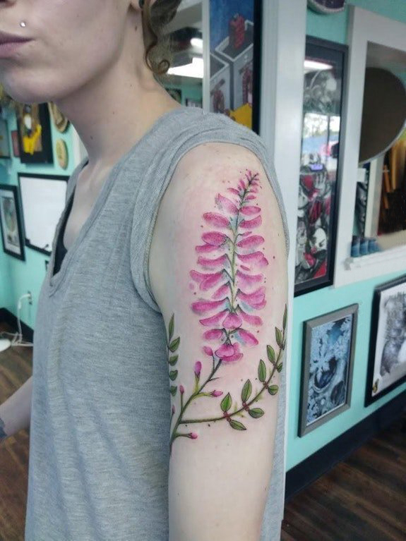 点击大图看下一张：大臂纹身图 女生手臂上彩色的植物纹身图片