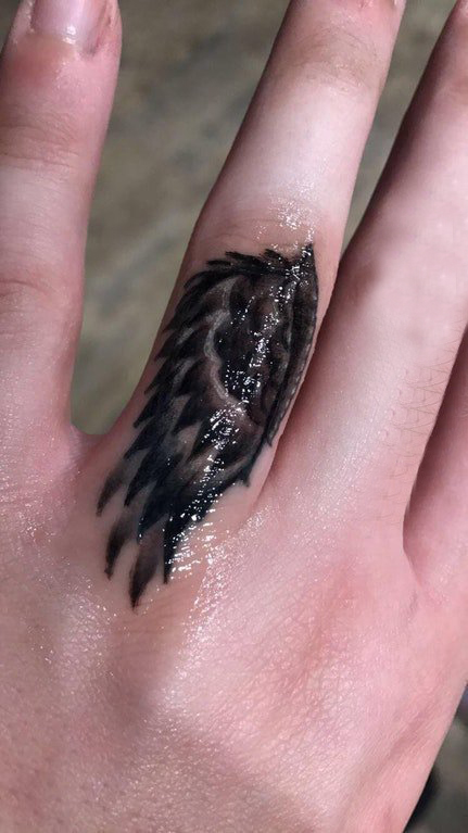 点击大图看下一张：简约手指纹身 女生手指上黑色的翅膀纹身图片