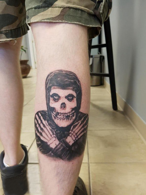 点击大图看下一张：欧美小腿纹身 男生小腿上经典的骷髅纹身图片