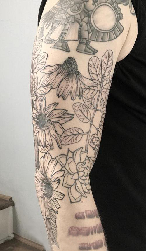 点击大图看下一张：手臂简单线条纹身 男生手臂上黑色的花朵纹身图片