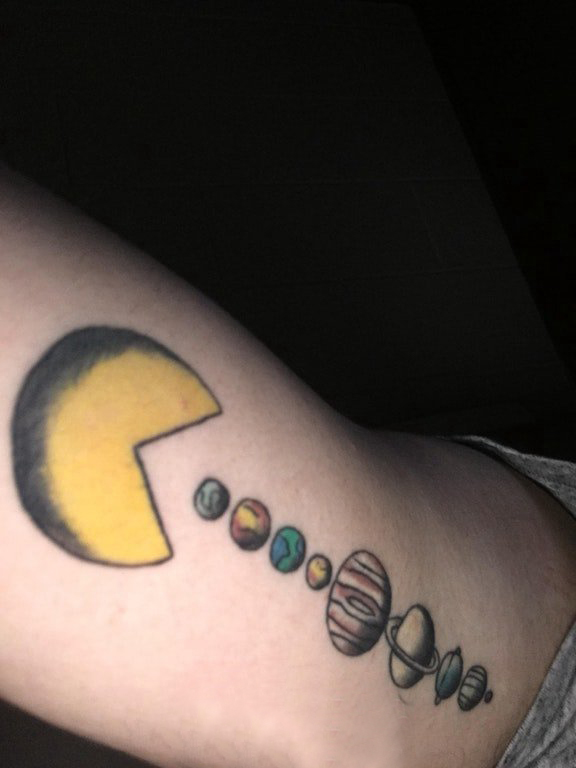点击大图看下一张：手臂纹身图片 男生手臂上彩色的星球纹身图片