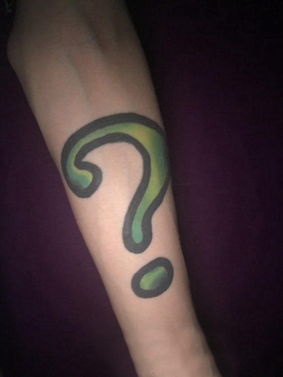 点击大图看下一张：纹身符号 男生手臂上彩色的问号纹身图片