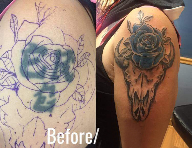 点击大图看下一张：纹身覆盖 男生大臂上花朵和牛头纹身图片