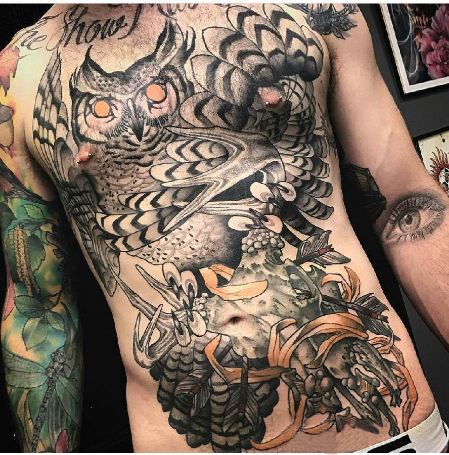 点击大图看下一张：纹身猫头鹰 男生腹部彩绘纹身猫头鹰图片