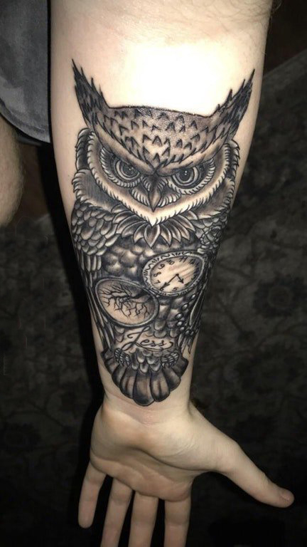 点击大图看下一张：纹身猫头鹰 男生手臂上黑灰纹身猫头鹰图片