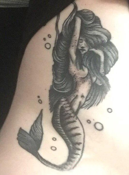 点击大图看下一张：纹身美人鱼图案 女生后背黑灰纹身美人鱼图案