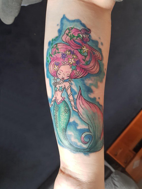 点击大图看下一张：纹身美人鱼图案 女生手臂上彩绘纹身美人鱼图案
