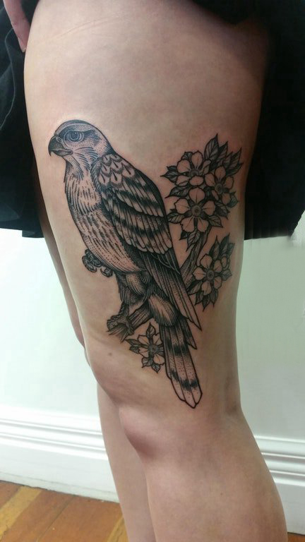 点击大图看下一张：纹身鸟 女生大腿上黑灰纹身鸟图片