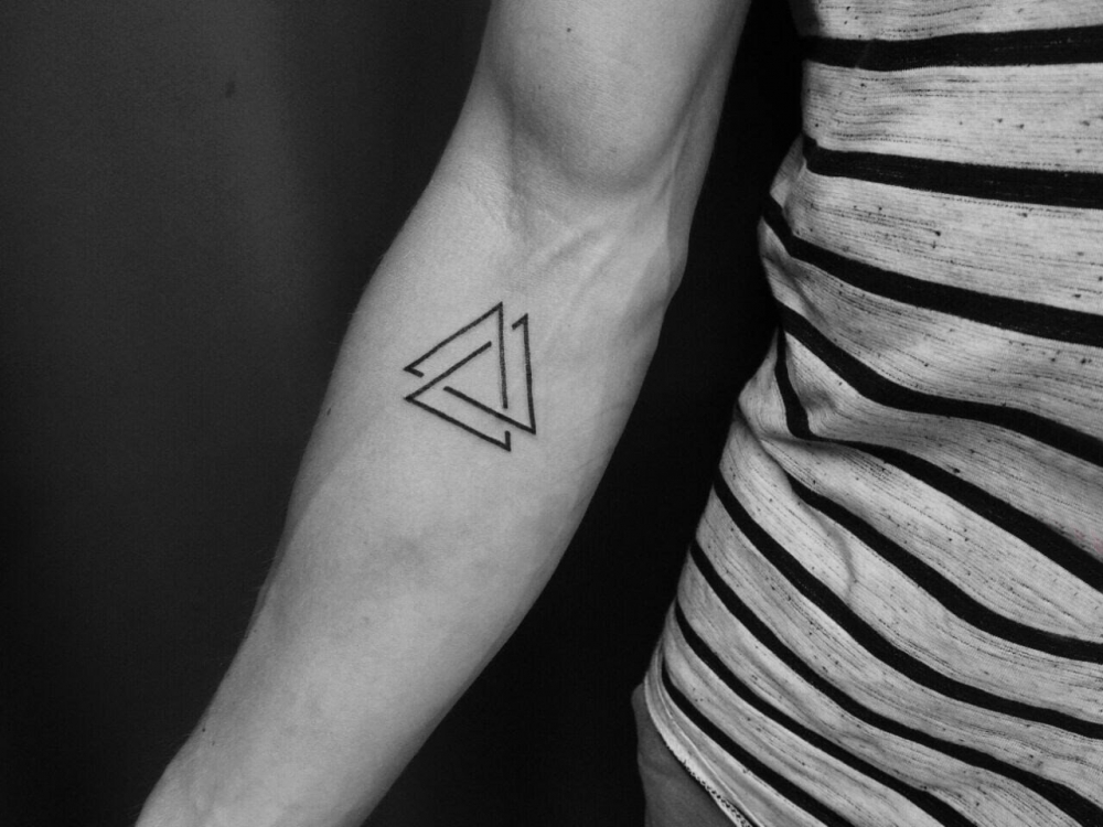 点击大图看下一张：纹身三角形 男生手臂上黑色纹身三角形图片