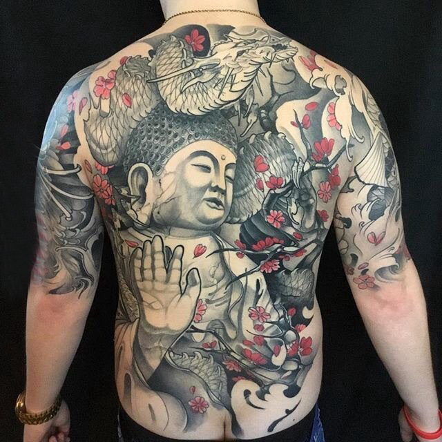 点击大图看下一张：纹身三面佛 男生后背上花朵和佛像纹身图片