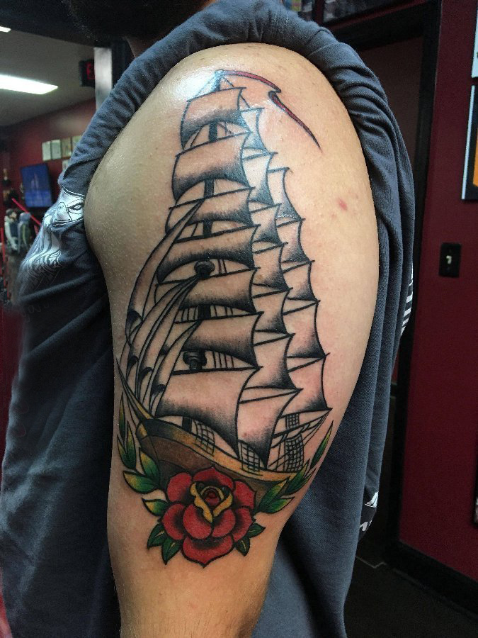 点击大图看下一张：大臂纹身图 男生大臂上花朵和帆船纹身图片