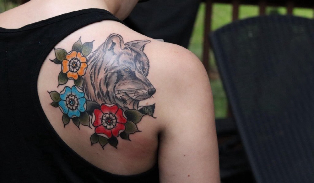 点击大图看下一张：后肩纹身 女生后肩上花朵和狼头纹身图片