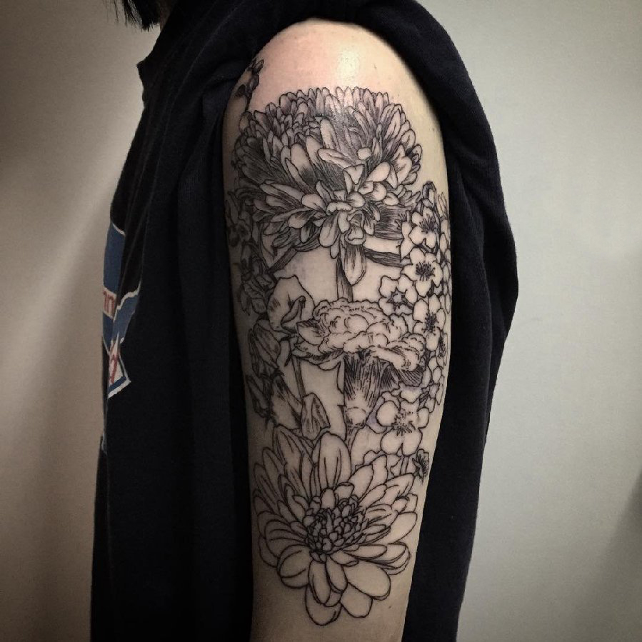点击大图看下一张：花朵纹身 男生手臂上简单线条纹身花朵图片