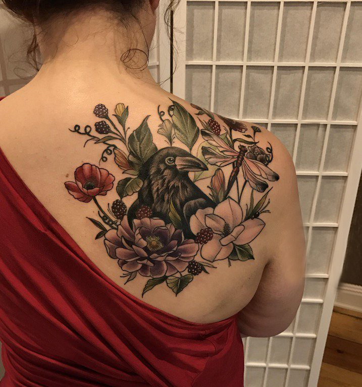 点击大图看下一张：花朵纹身 女生背部花朵纹身鸟图案