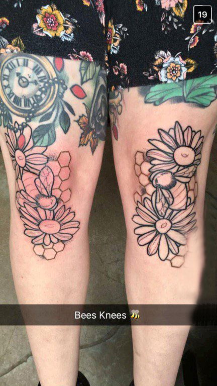点击大图看下一张：花朵纹身 女生大腿上简单线条纹身花朵图案