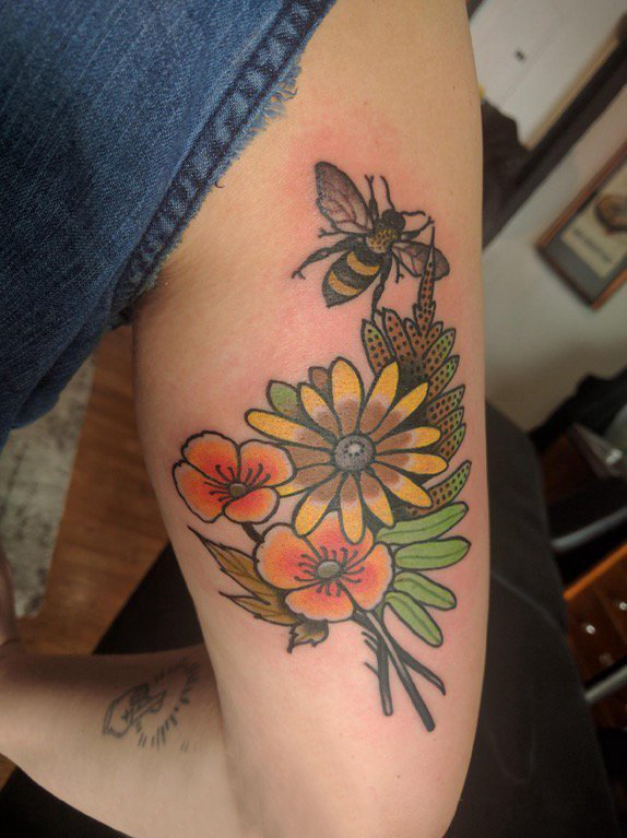 点击大图看下一张：花朵纹身 女生手臂上文艺花朵纹身彩绘图片