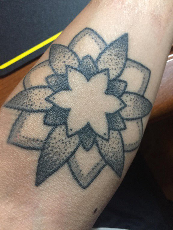 点击大图看下一张：花朵纹身 女生手臂上小清新文艺纹身花朵图案