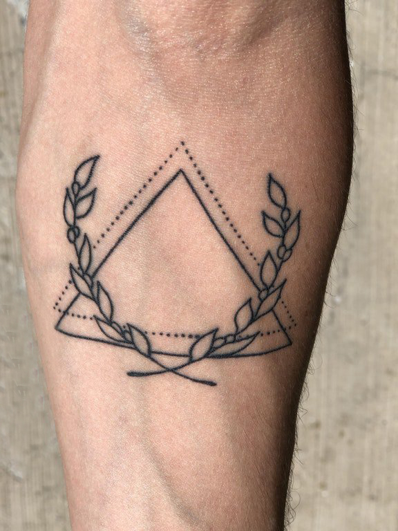 点击大图看下一张：极简线条纹身 男生手臂上植物藤和三角形纹身图片