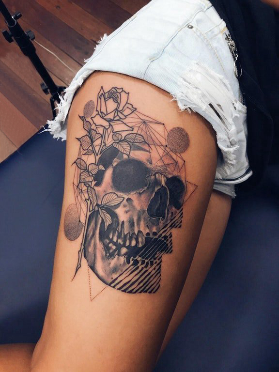 点击大图看下一张：骷髅纹身 女生大腿上骷髅纹身花朵图片