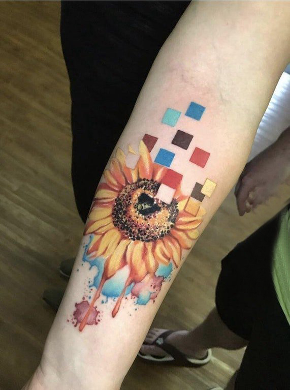 点击大图看下一张：泼墨纹身素材 女生手臂上彩色的向日葵纹身图片