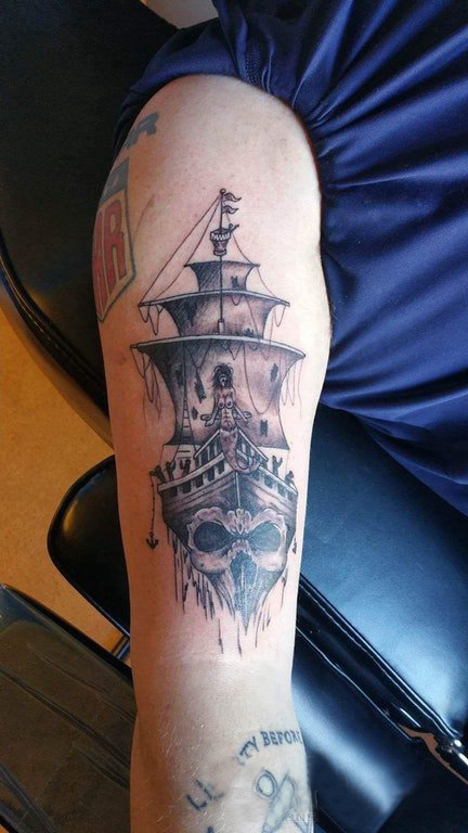 点击大图看下一张：手臂纹身素材 男生手臂上海盗船和骷髅纹身图片